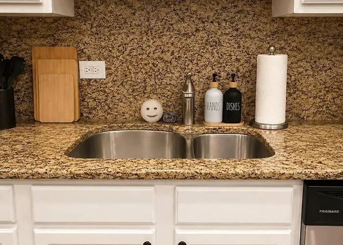 Apartment Mccormick Meetup - Prime Location - Sleeps 16 *