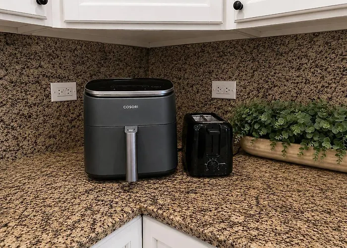 Mccormick Meetup - Prime Location - Sleeps 16 Apartment